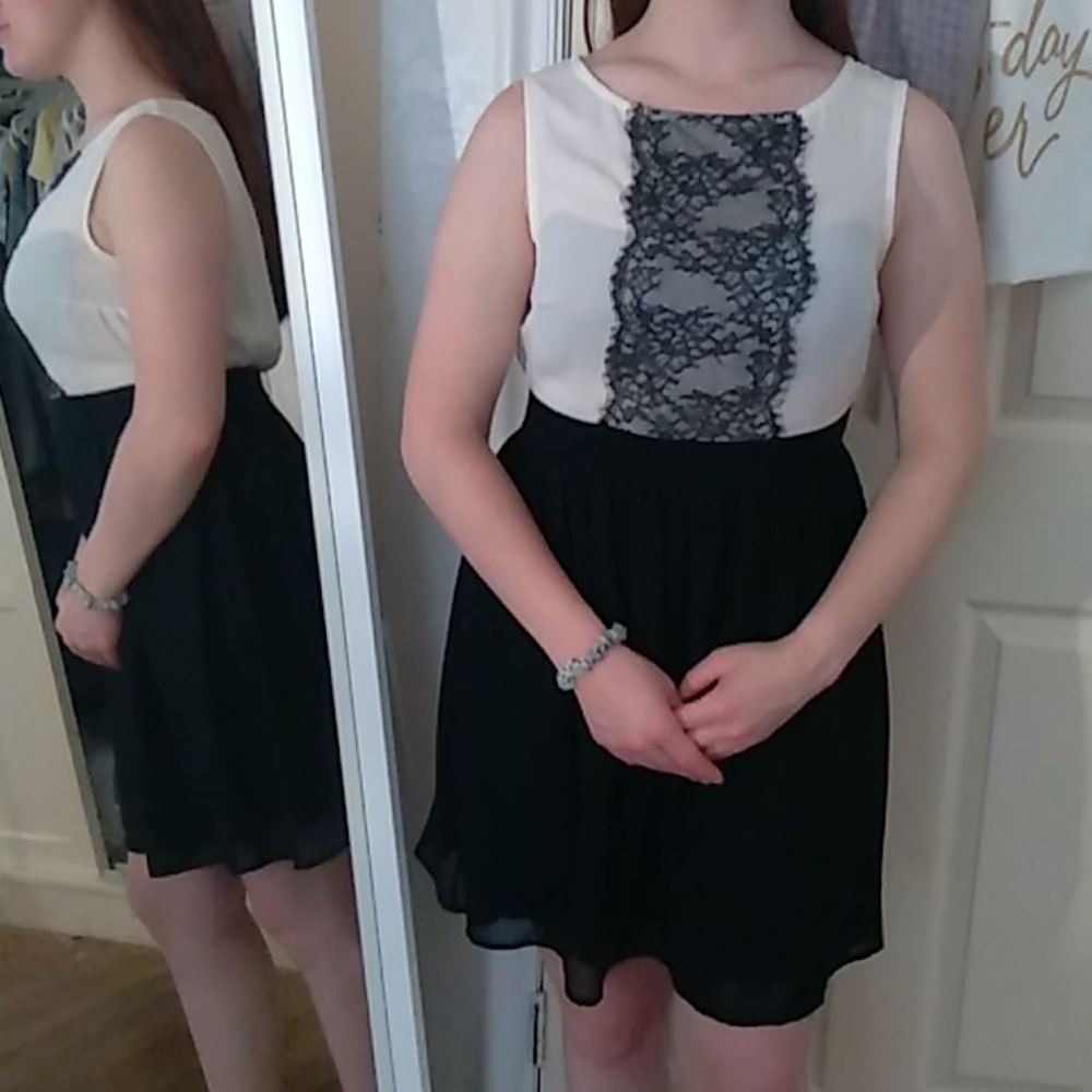 New black & white button back dress